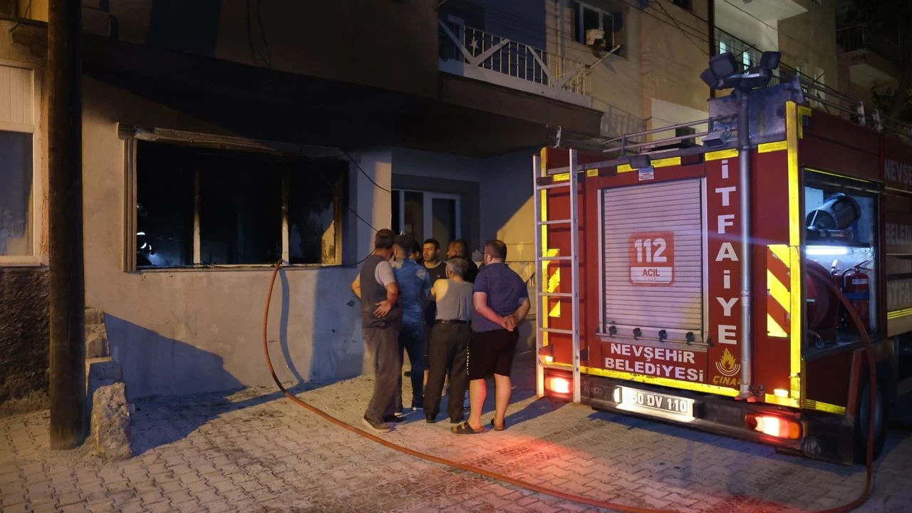 Kardeş dehşeti! Önce bıçakla kovaladı, sonra evi ateşe verdi
