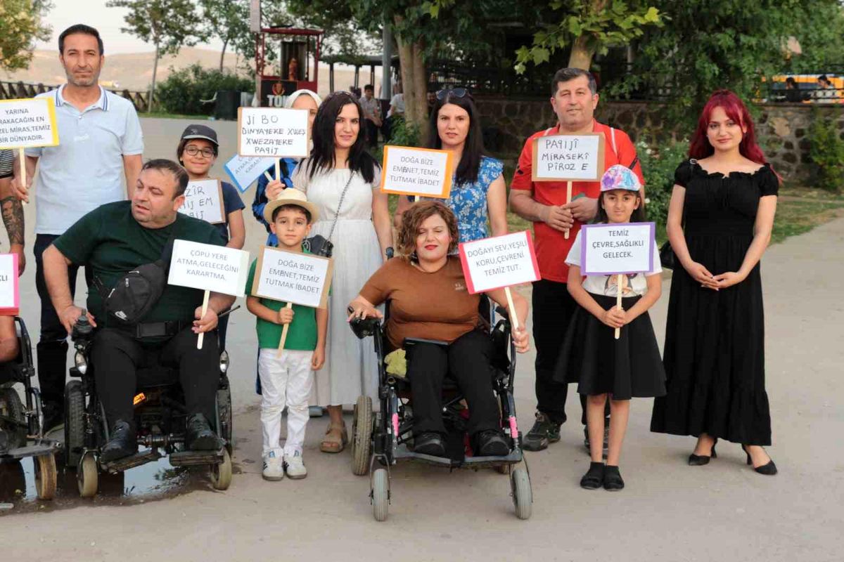 Engellilerden 'engelsizlere' çevre dersi: Parkları köşe bucak temizlediler