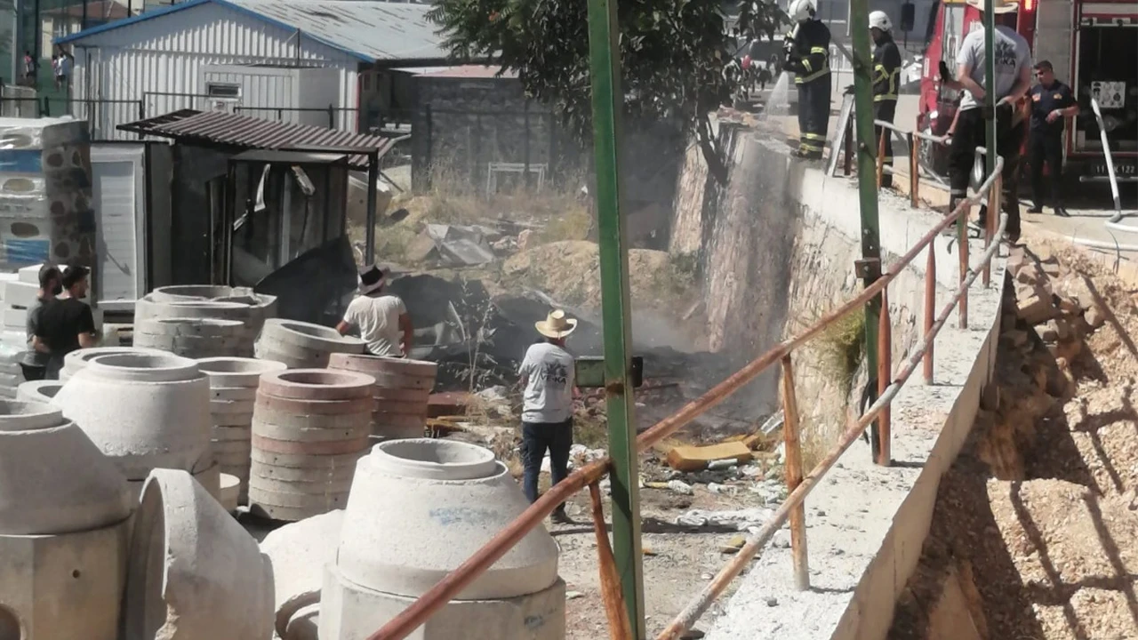 Bilecik’te devam eden stadyum inşaat alanında çıkan yangın paniğe neden oldu
