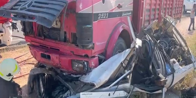 Otomobil, kamyonun altına girdi: 3 ölü