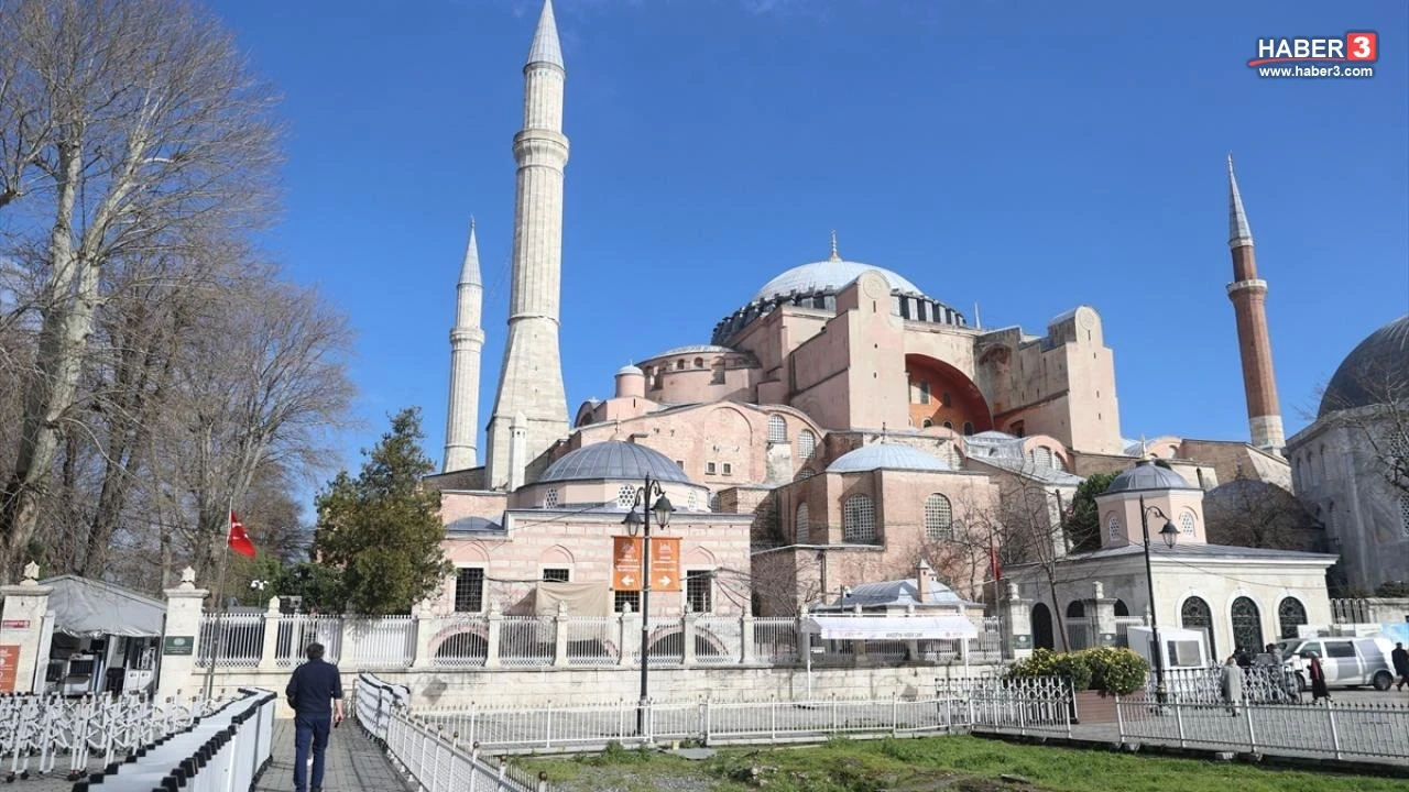 Ayasofya'da ''yüksek sesle'' İncil okuyan 2 turist gözaltında!