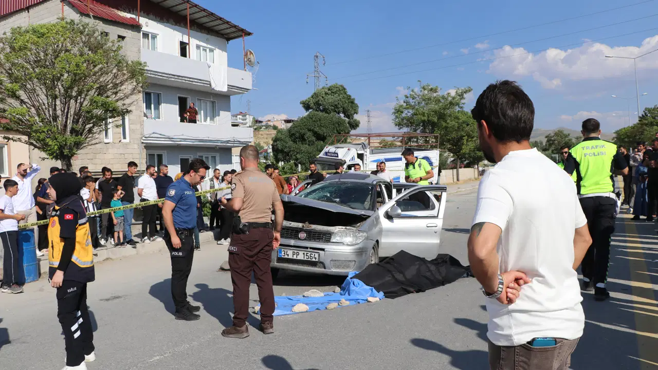 Van'da ortalık savaş alanına döndü... Otomobil, park halindeki kamyona çarptı: 1 ölü, 4 yaralı