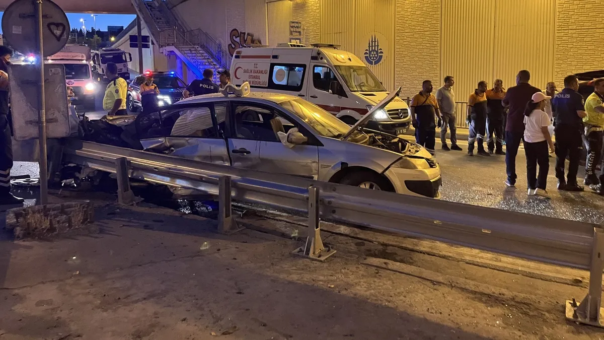 Bakırköy'de 2 araç çarpıştı: 5 yaralı var