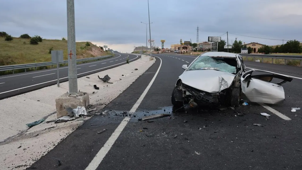 Nevşehir'de otomobil direğe çarptı! 1 çocuk öldü, yaralılar var