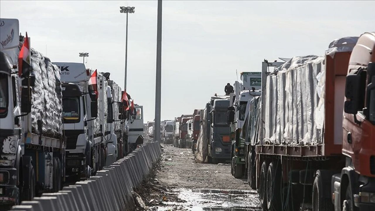 İsrail Gazze'ye yardım getiren tırları da engelliyor