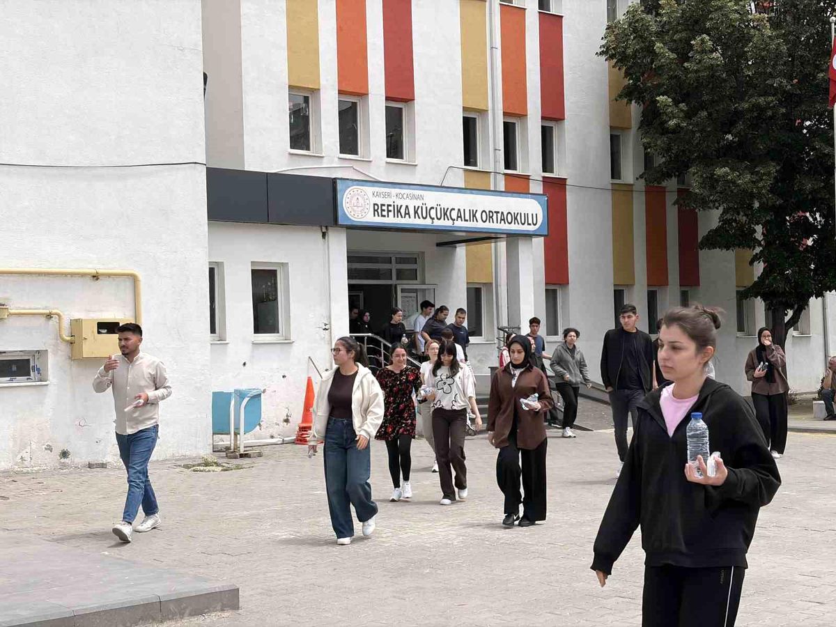 Kayseri'de polis geç kalan adayları sınava yetiştirmek için seferber oldu