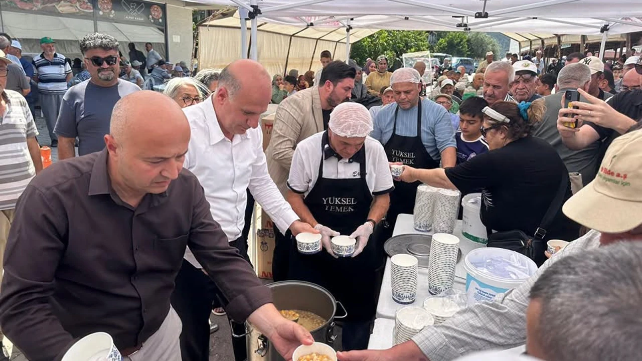 Başkan Torun vatandaşlara aşure ikram etti