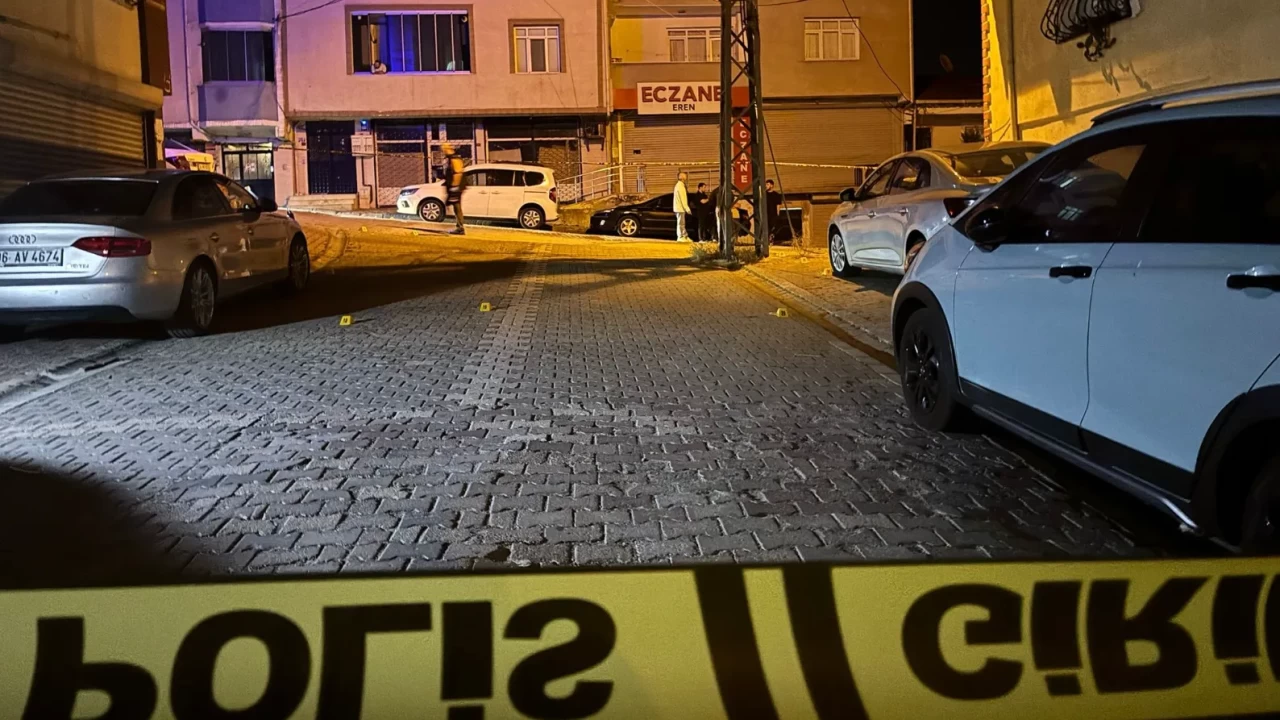 Esenyurt'ta çatışma anı kamerada: Motosikletli grup ile otomobildekiler birbirine girdi!