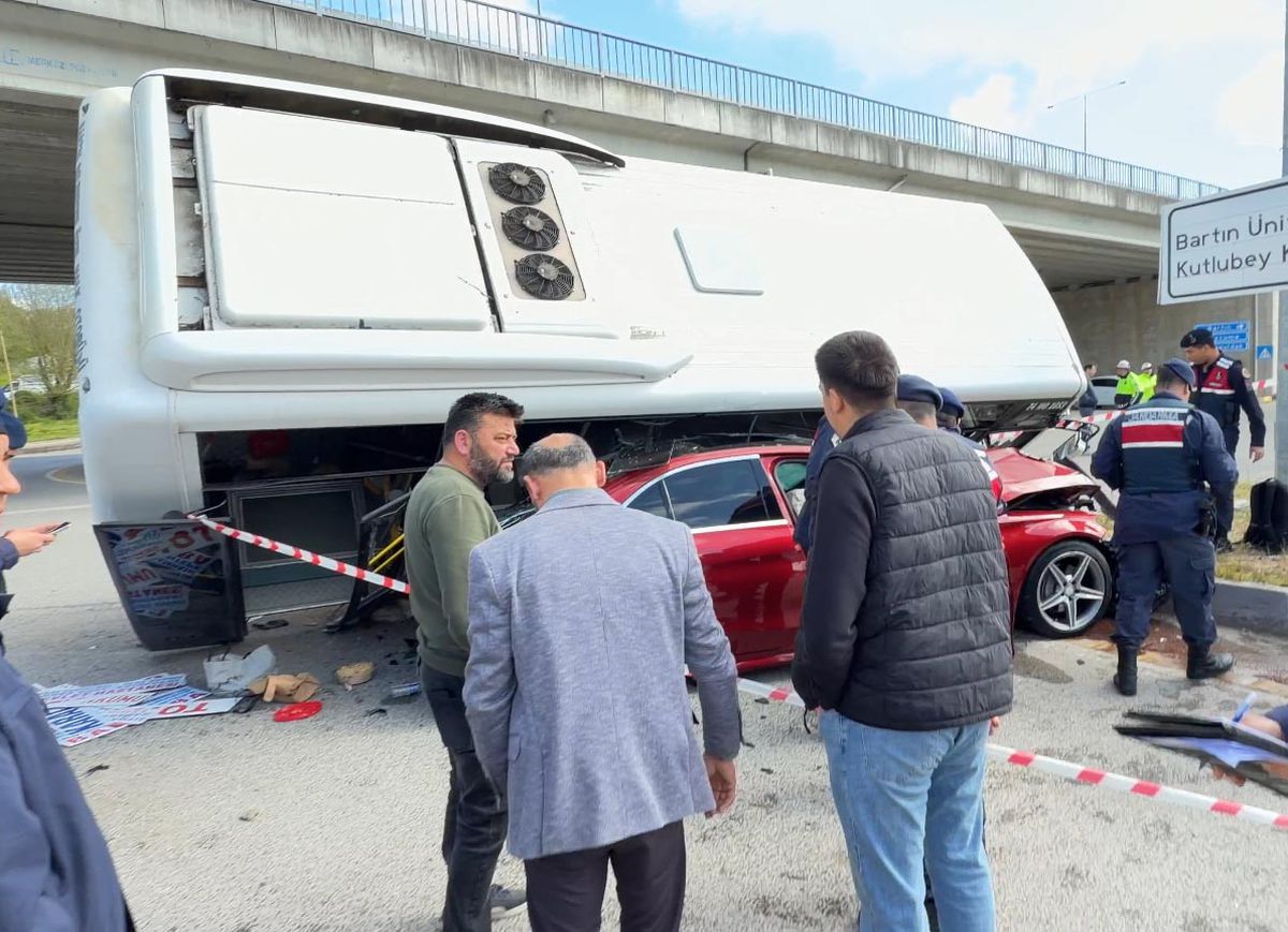 Bartın’da halk otobüsü otomobilin üzerine devrildi; yaralılar var