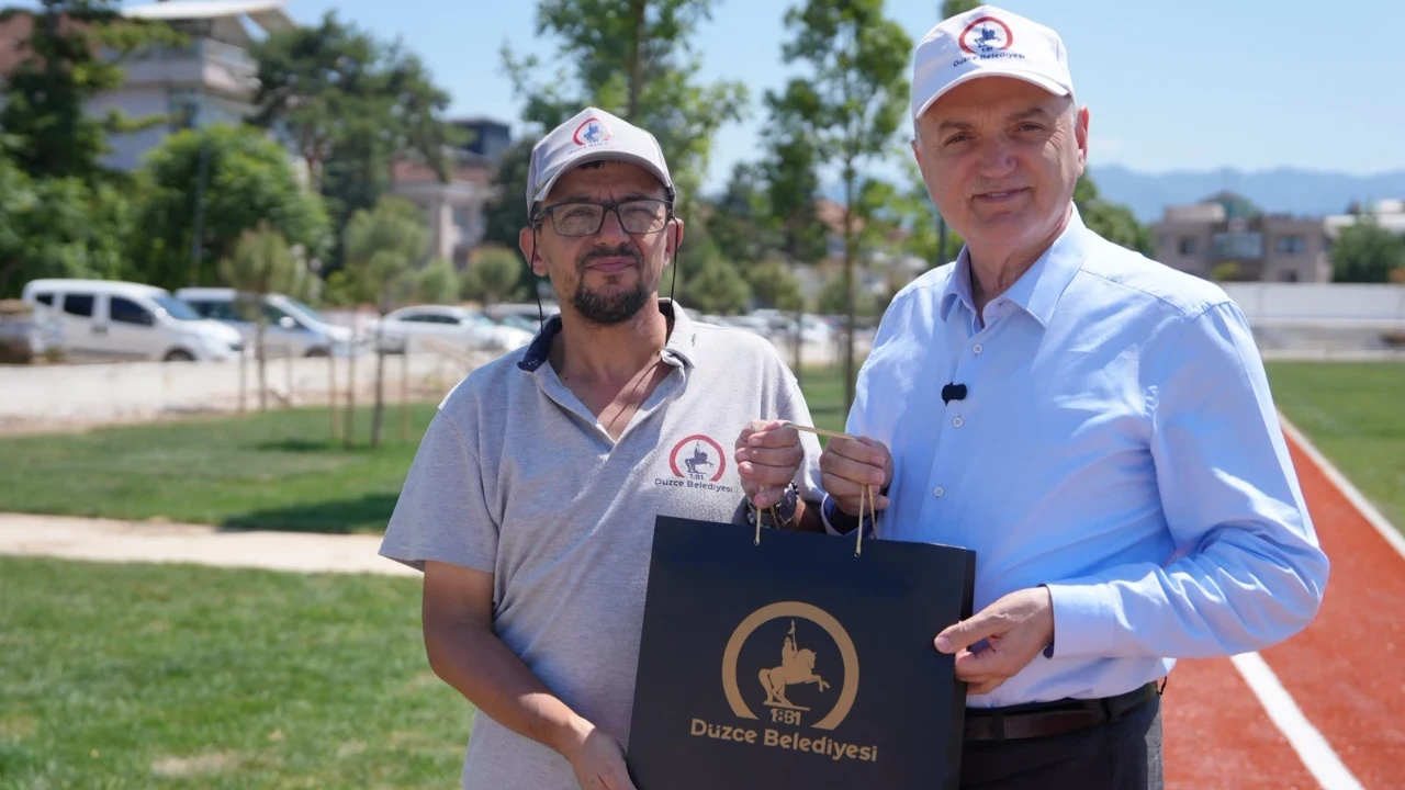 İçinde servet olan çantayı polise teslim etti: Bir maaş ödül aldı