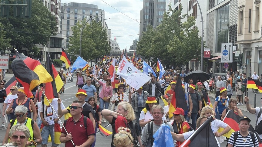Berlin'de hükümet karşıtı gösteriye binlerce kişi katıldı