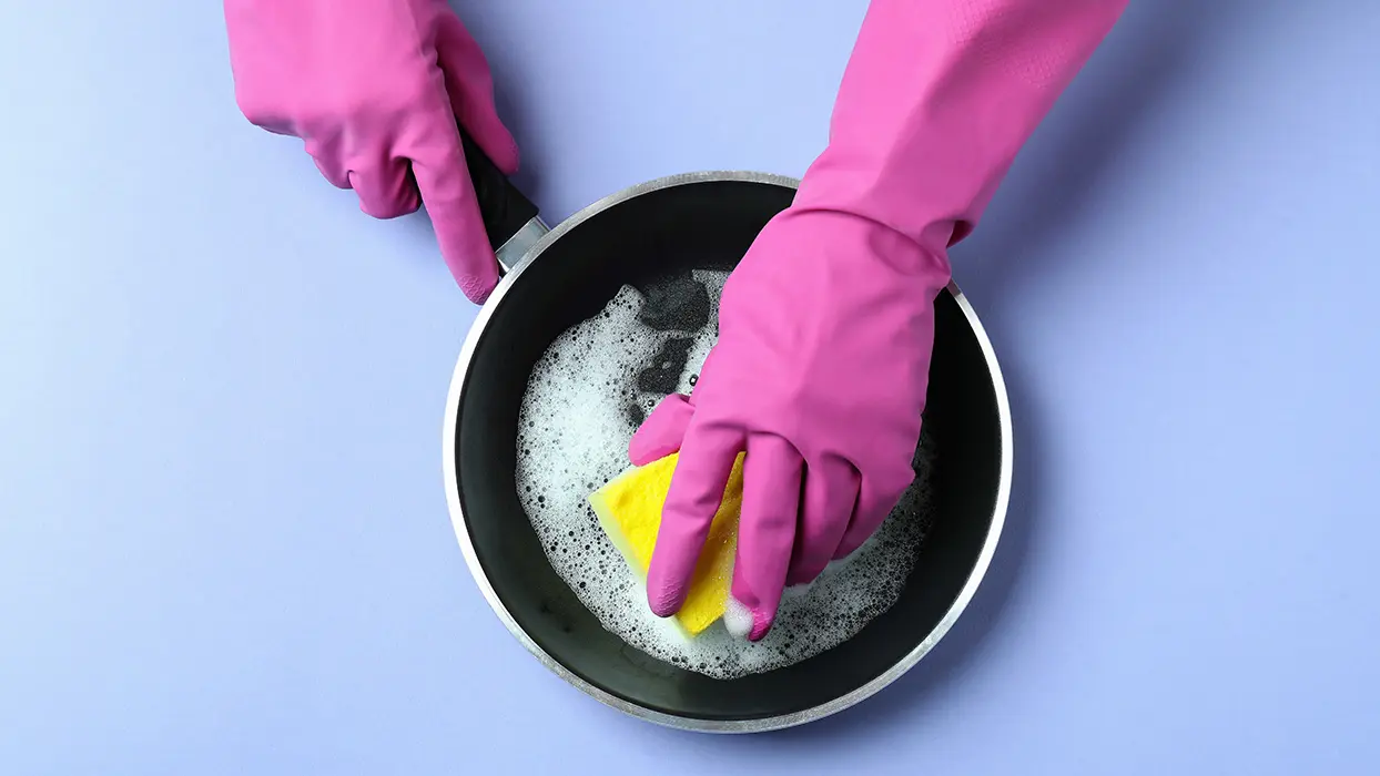 Teflon tavayı böyle temizlemeyin! Çizik oluşuyor, hastalık yapıyormuş