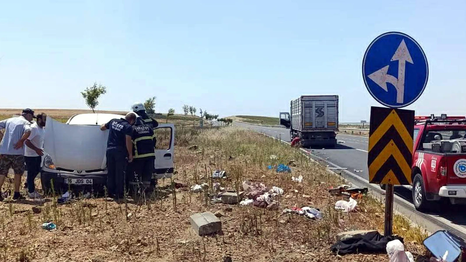 Kamyon ile hafif ticari araç çarpıştı: 2 ölü, 3 yaralı
