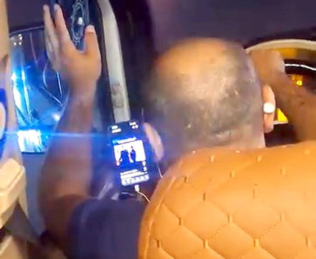 Esenyurt'ta direksiyon başında video izleyen minibüs şoförü kamerada