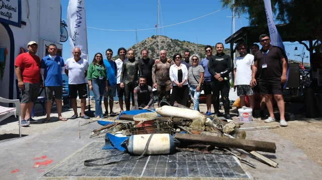 Muğla'nın Bodrum ilçesinde dalgıçlar deniz dibinden 250 kilogram atık çıkardı