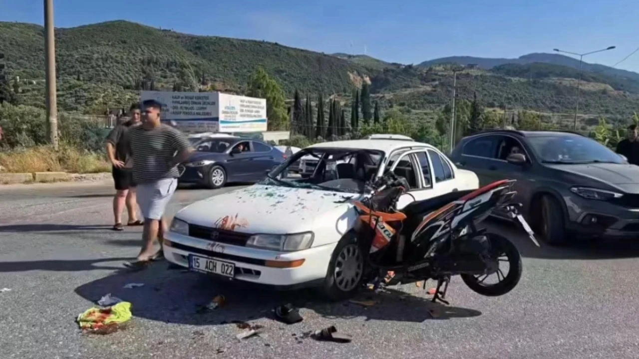 Motosiklet otomobile ok gibi saplandı