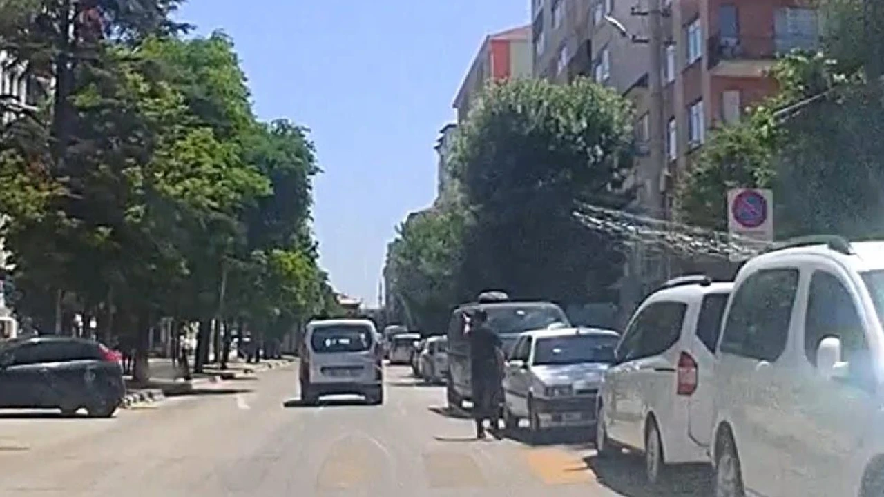 Eskişehir'de yaya geçidinde tehlikeli anlar: Durmayan sürücüyü koşarak kovaladı