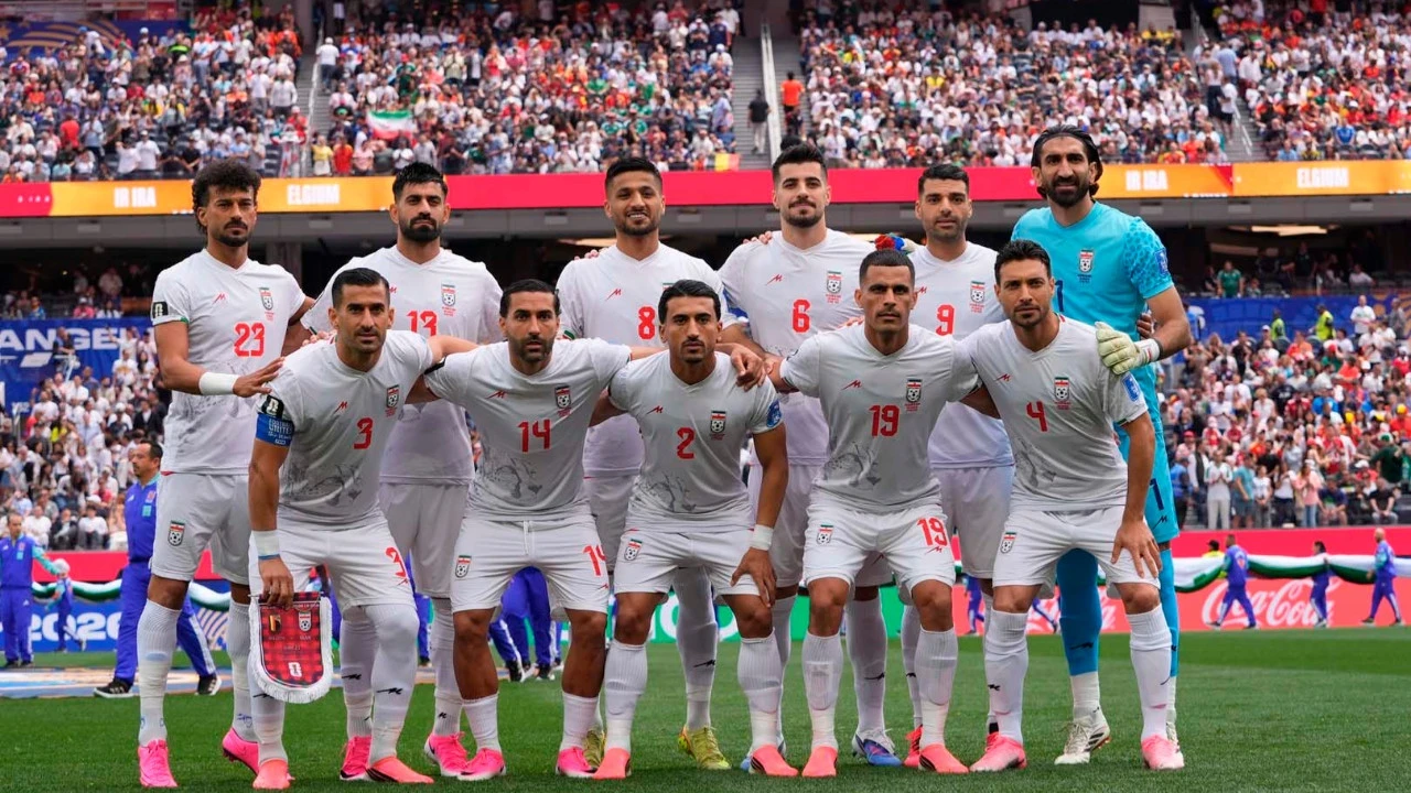 Maçın önüne geçti! İranlı futbolcuların soyunma odasına bıraktığı not olay yarattı