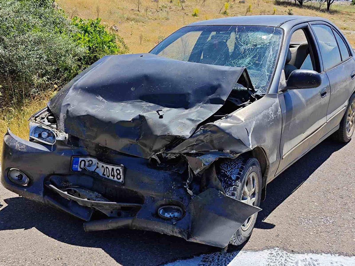 Yalvaç'ta otomobiller kafa kafaya çarpıştı: 1 yaralı