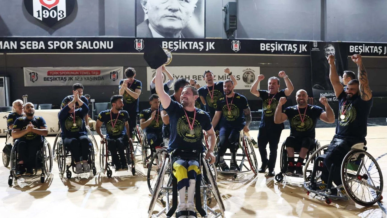Fenerbahçe'nin şampiyonluğuna gölge düştü! Kupa töreninde tepki çeken olay