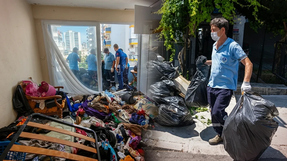 Mersin'de Sitedeki Evden Yükselen Kokular Zabıtayı Harekete Geçirdi! İçinden Çıkanlar Şoke Etti | MERSİN YEREL HABERLER