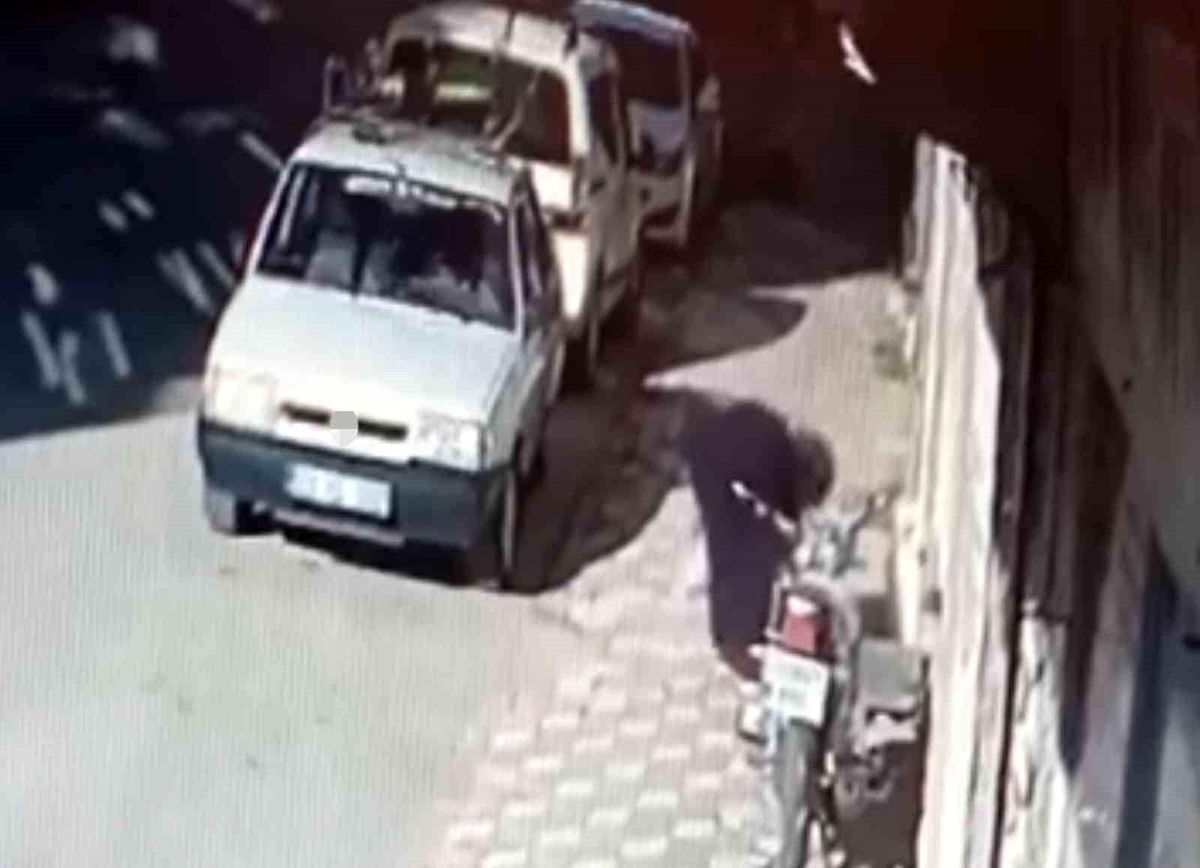 Önce takip etti, ardından yere düşen parayı alıp kayıplara karıştı: O anlar kamerada