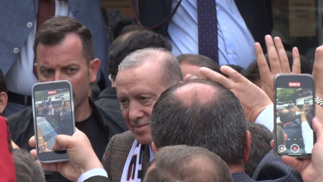 Cumhurbaşkanı Erdoğan, kafede vatandaşlarla bir araya geldi