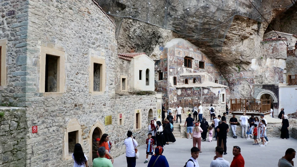 Sümela Manastırı Ziyaretçilerini Ağırlamayı Sürdürüyor
