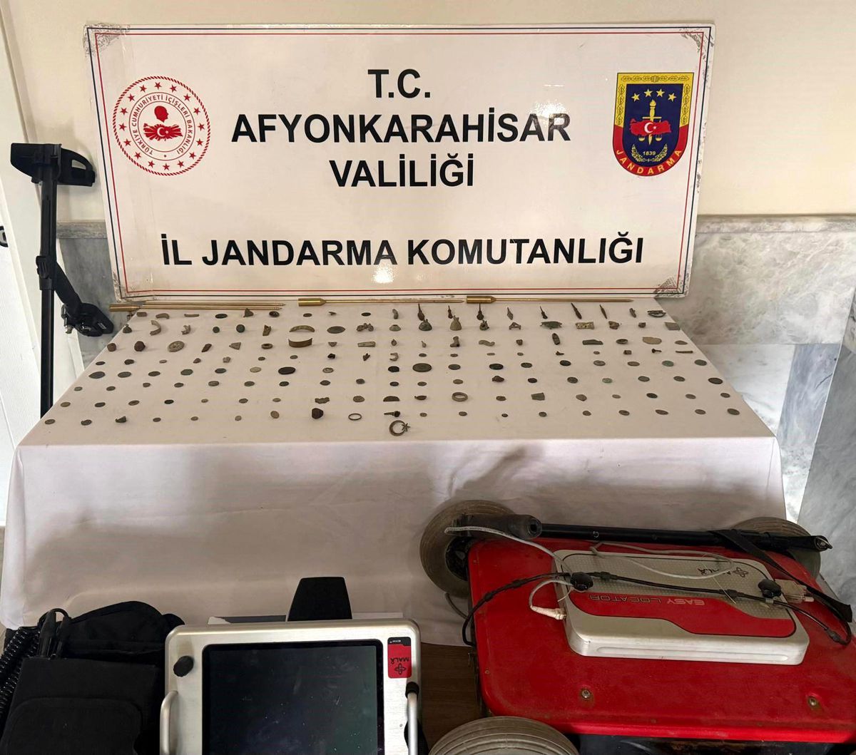 Jandarma tarihi eser niteliği taşıyan 150 adet sikke ve obje ele geçirdi
