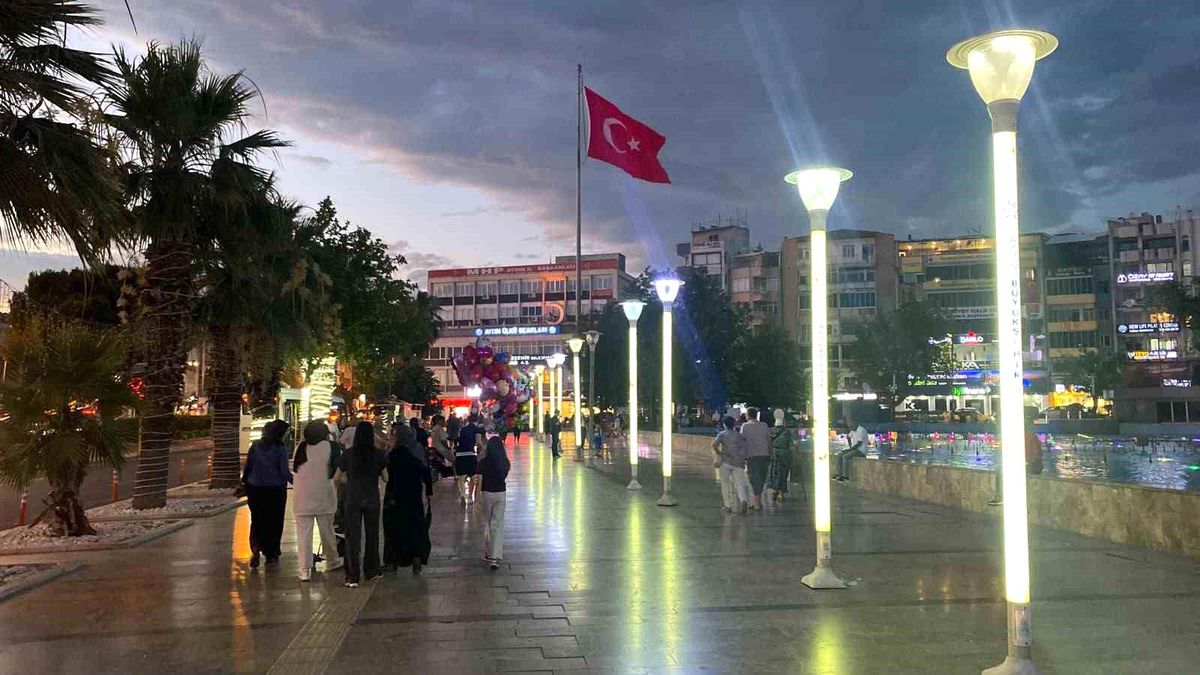 Sıcaktan bunalan vatandaşlar akşam serinliğinde nefes alıyor