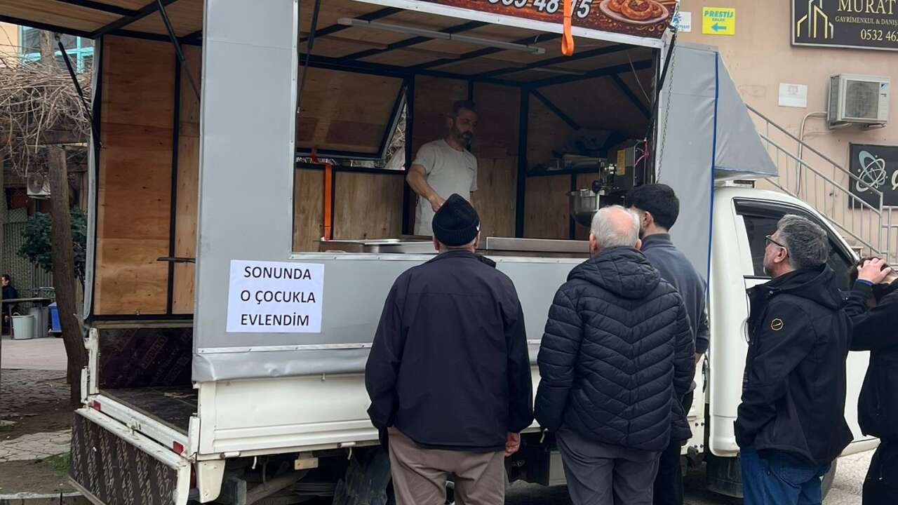 Bursa'da istediği ile evlenen kadın lokma dağıttı