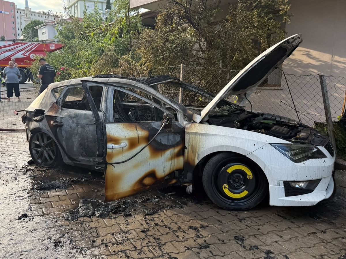 Antalya'da yangın çıkan otomobil evin bahçe duvarına çarptı