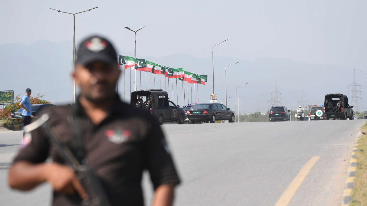 İran Cumhurbaşkanı Pezeşkiyan Pakistan'a geldi