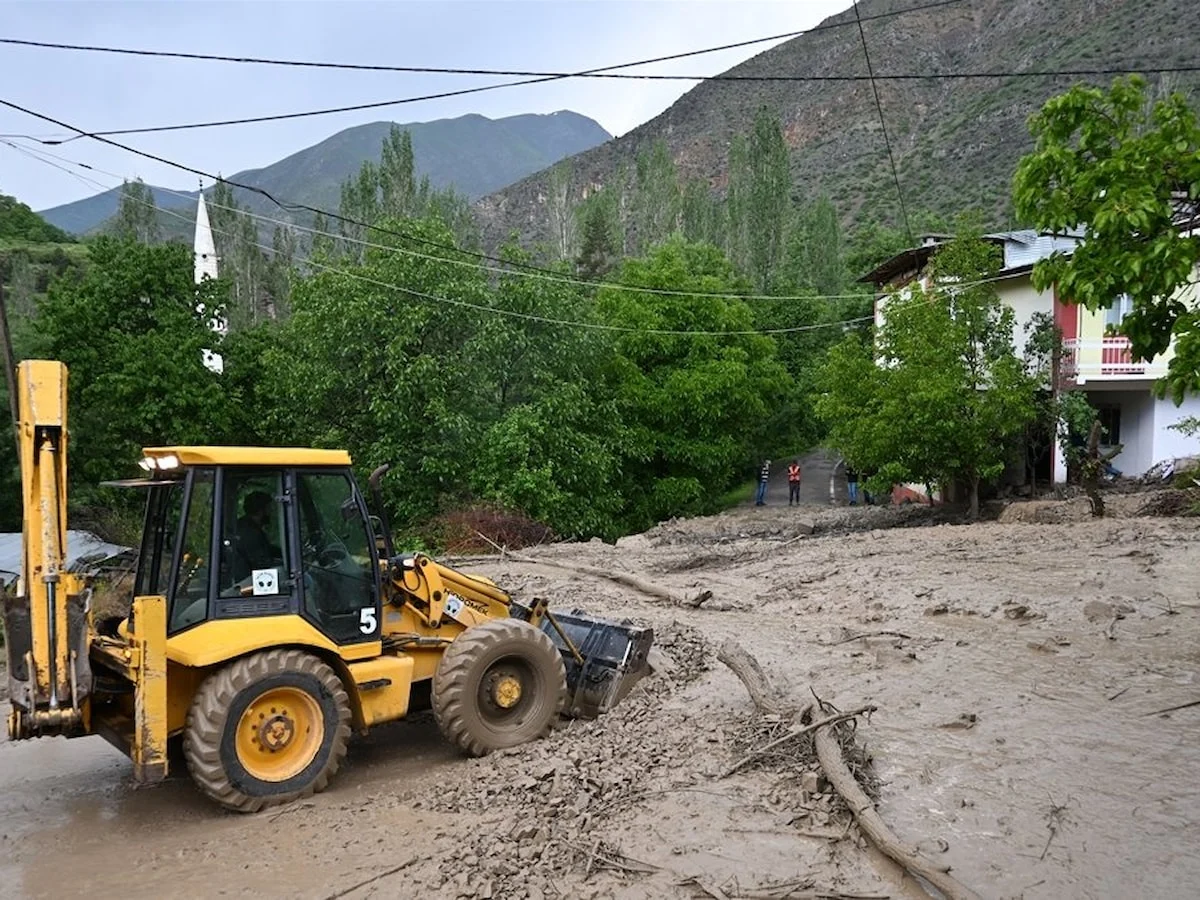 Erzurum’da sağanak sonrası heyelan: Birçok mahalle yolu ulaşıma kapandı
