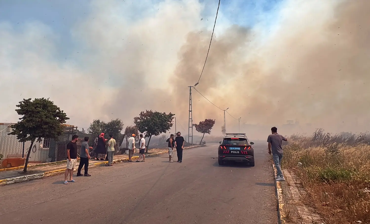 Silivri'de yerleşim yerlerine yakın kırsal alanda yangın