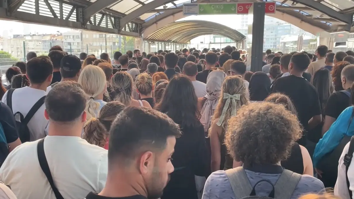 İstanbul'un 'yürüyen merdiven' imtihanı: Metrobüste insan seli oluştu