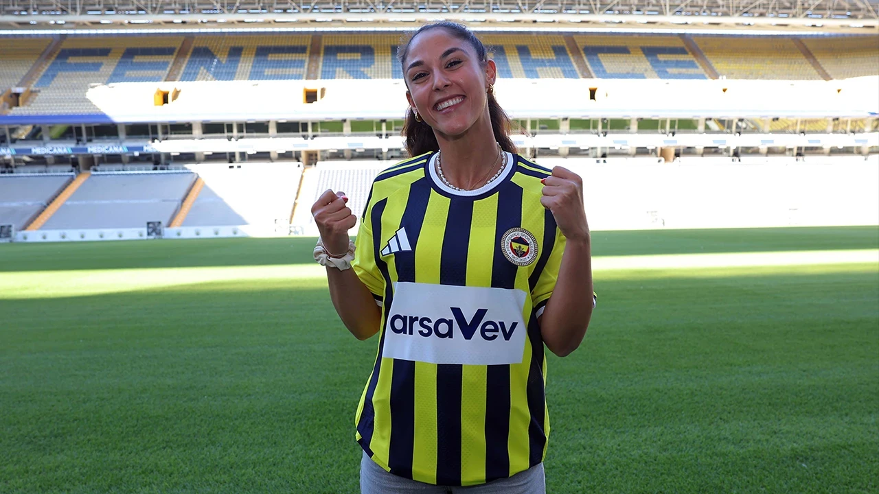 Fenerbahçe Union Berlin forması giyen milli futbolcu Fatma Şakar'ı renklerine bağladı