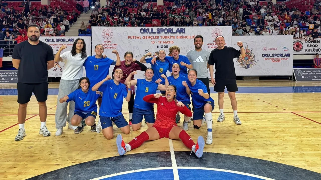 Asiye Ağaoğlu Anadolu Lisesi Kız Futsal Takımı’ndan tarihi başarı: Üst üste 3. kez Türkiye şampiyonu