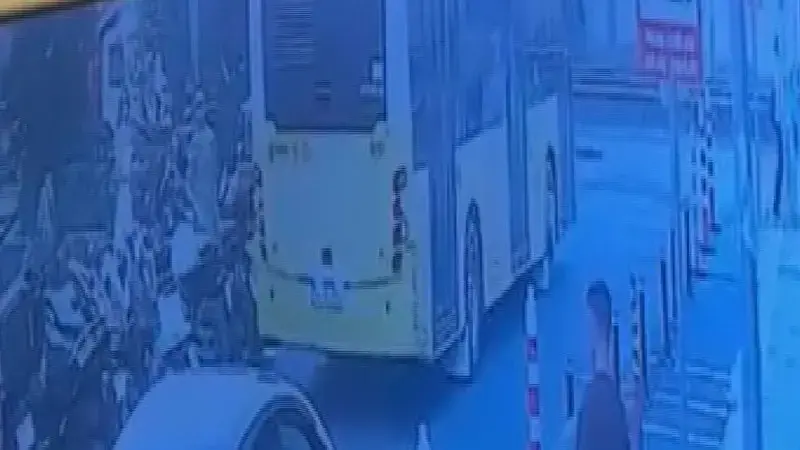 Şişli'de özel halk otobüsü yayaya çarptı; kaza kamerada