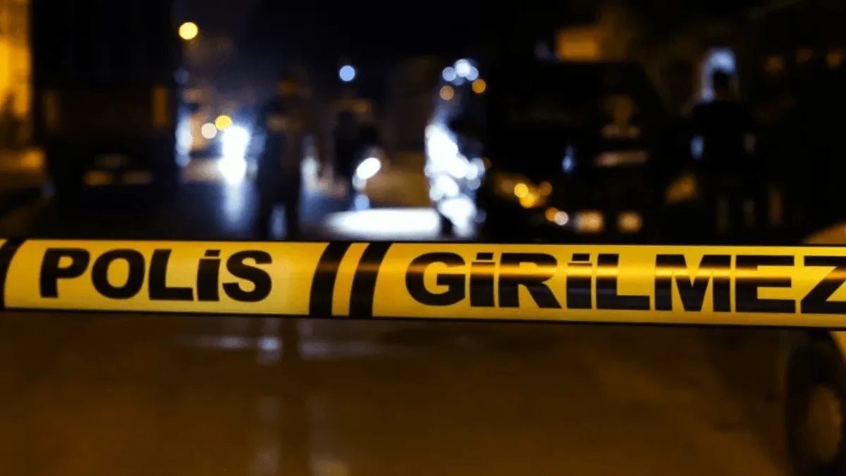 Fabrikada dehşet! Otomobil işçilerin arasına daldı: 1'i ağır 3 yaralı