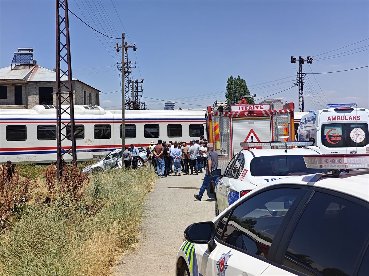 Muş'ta yolcu treninin çarptığı otomobildeki 3 kişi yaralandı