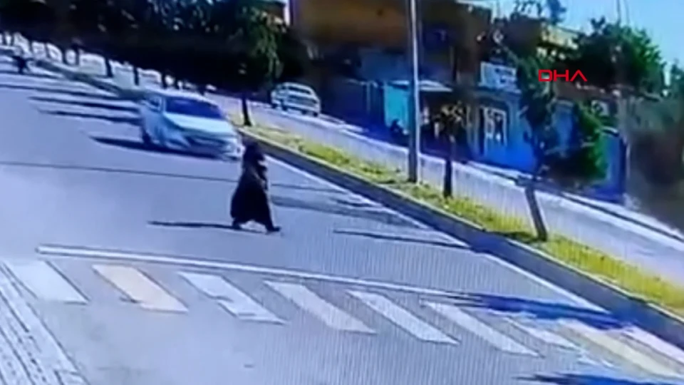 Ceylanpınar'da Yaya Kazası Kamerada: Çarpmanın Etkisiyle Yola Savruldu