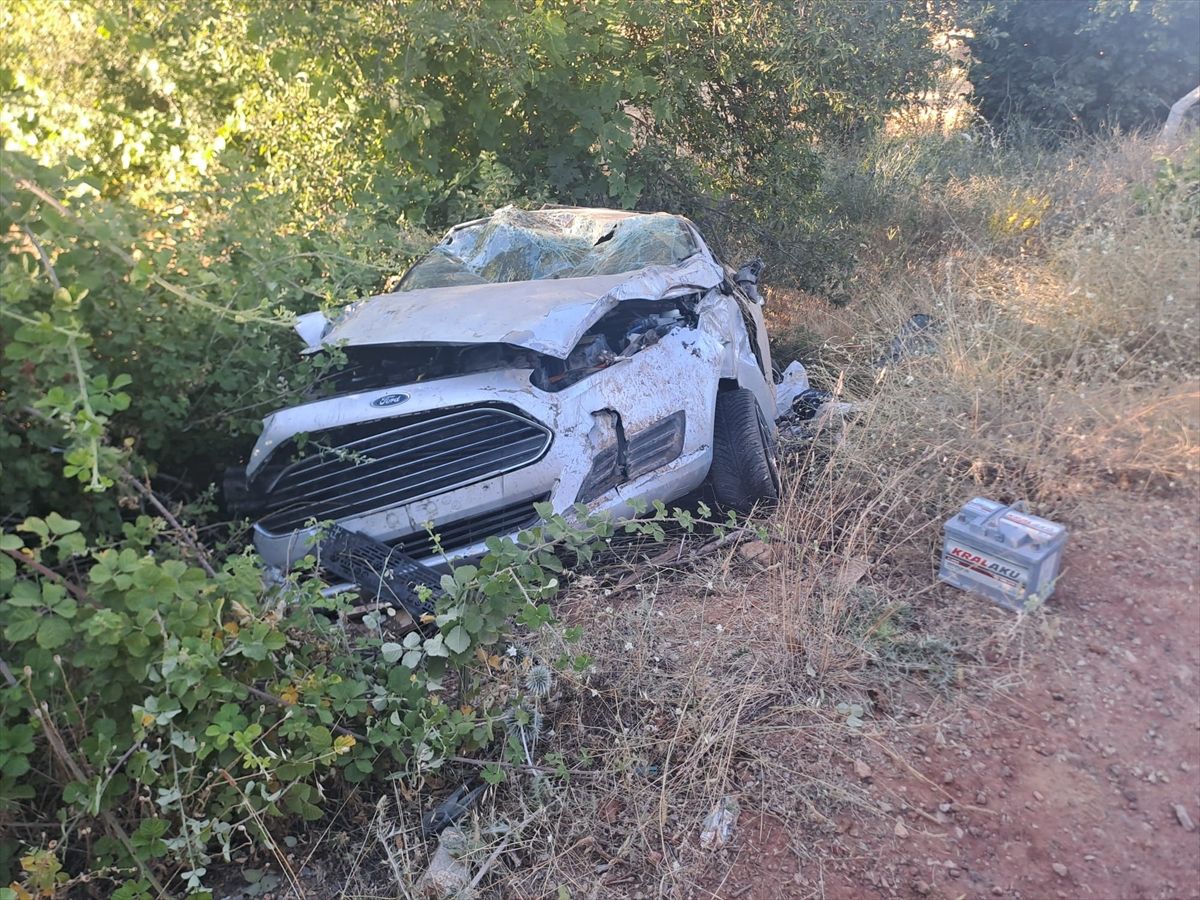 Denizli'de şarampole devrilen otomobildeki 1 kişi öldü, 1 kişi yaralandı