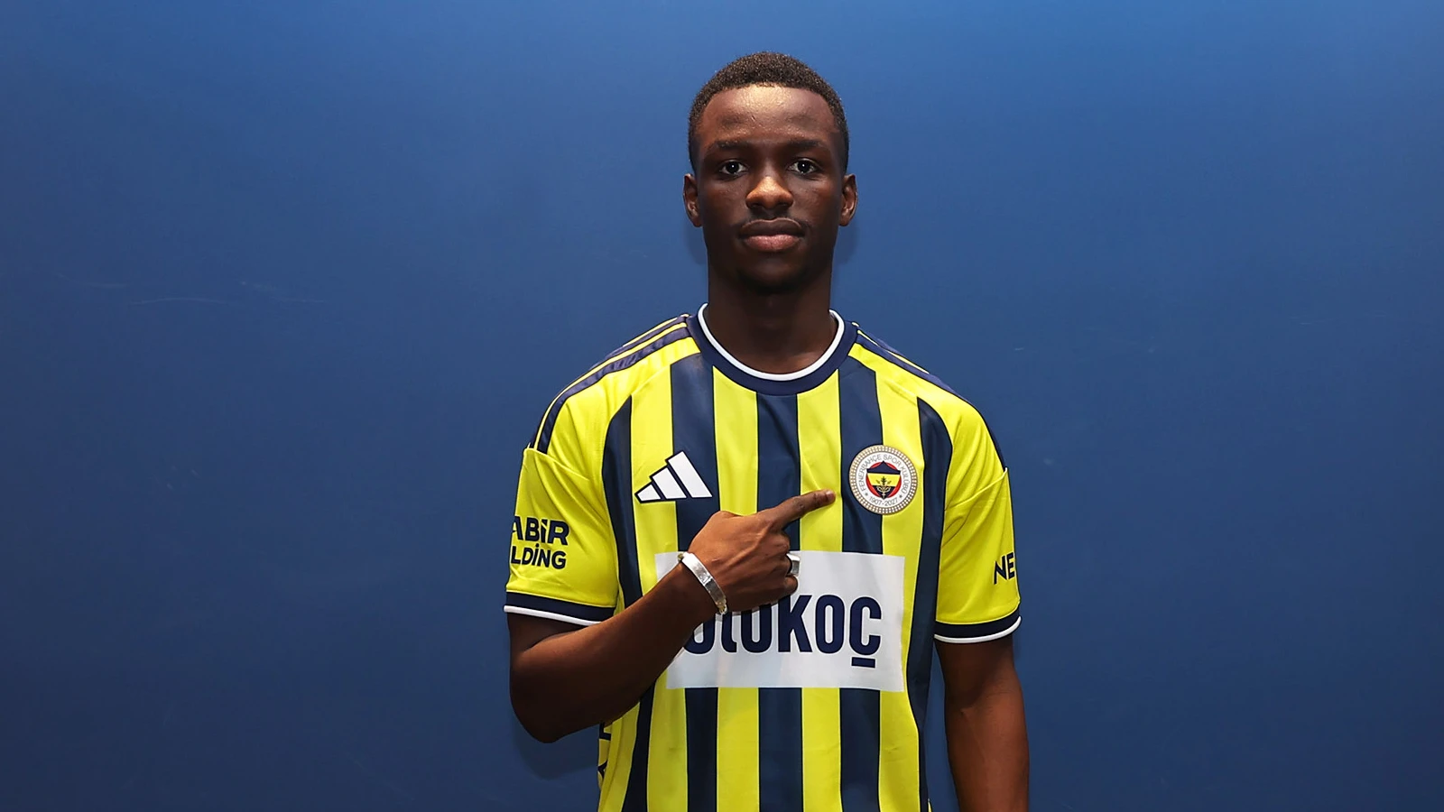 Fenerbahçe, Amara Diouf transferini resmen açıkladı: 5 yıllık sözleşme imzalandı
