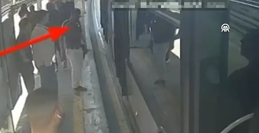 Metrobüste bir anlık dalgınlığı fırsat bildi! Cep telefonu hırsızlığı sonrası yakalandı