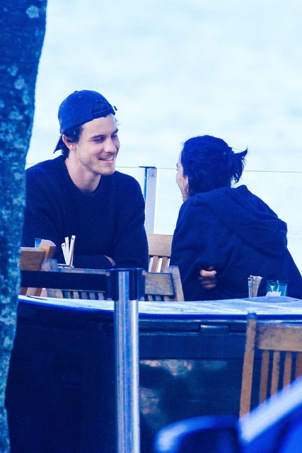 Shawn Mendes sevgilisi Bruna Marquezine'yi öpmeye doyamadı