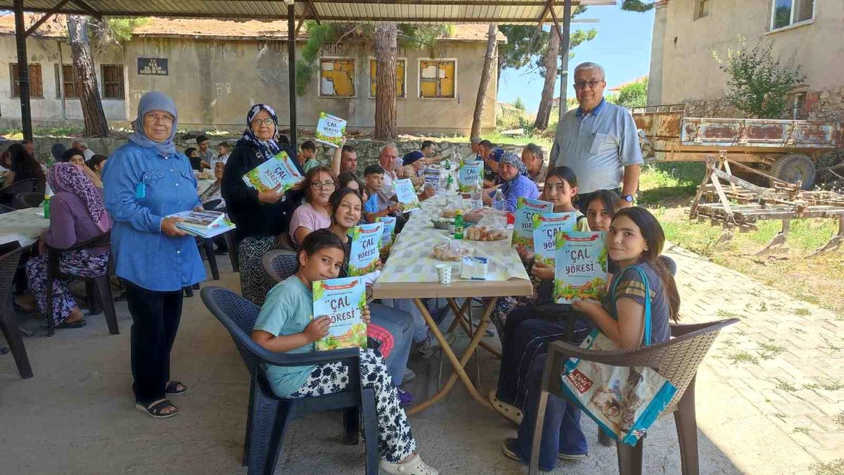 Çal'da şehit anma programında çocuklara tarih kitabı