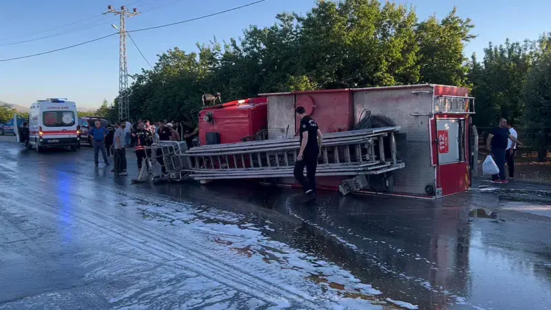 Malatya'da yangına giden itfaiye aracı devrildi; 3 yaralı