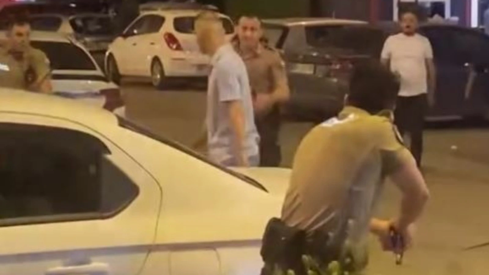 Ankara'da kesici aletle bekçilere saldıran şahıs vuruldu