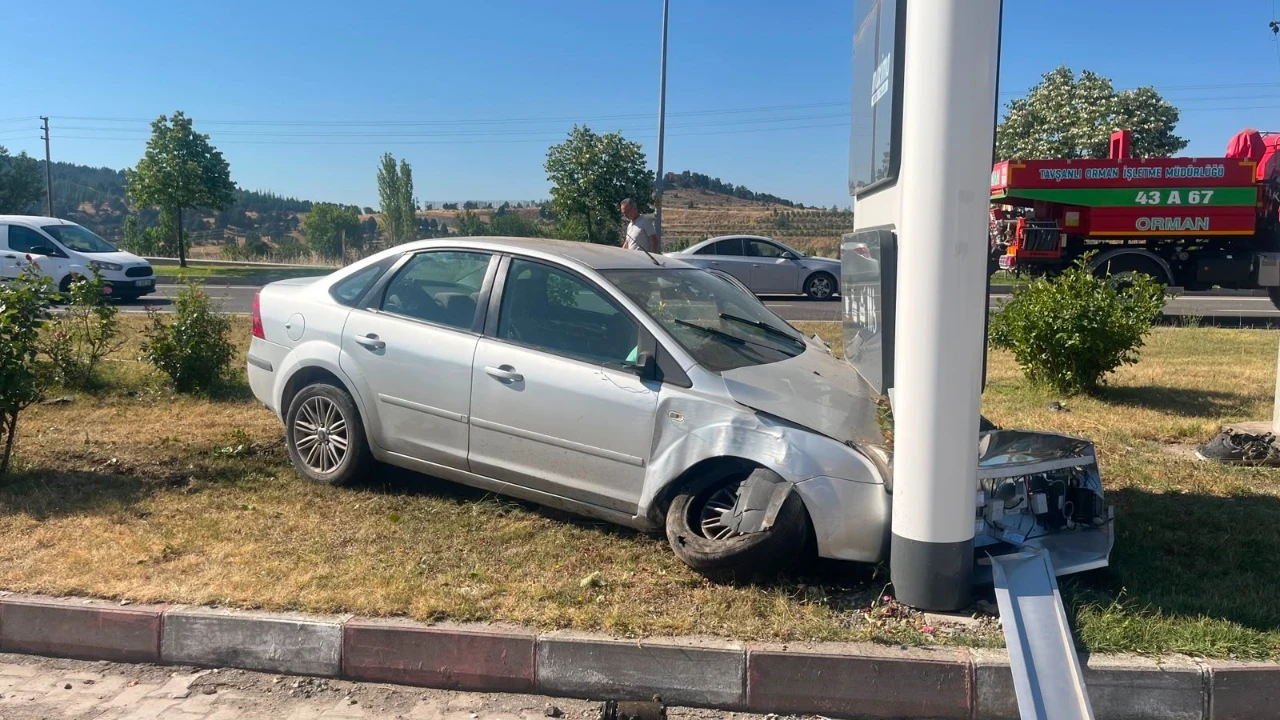 Kütahya’da korkutan kaza: Kontrolden çıkan araç tabelaya çarptı